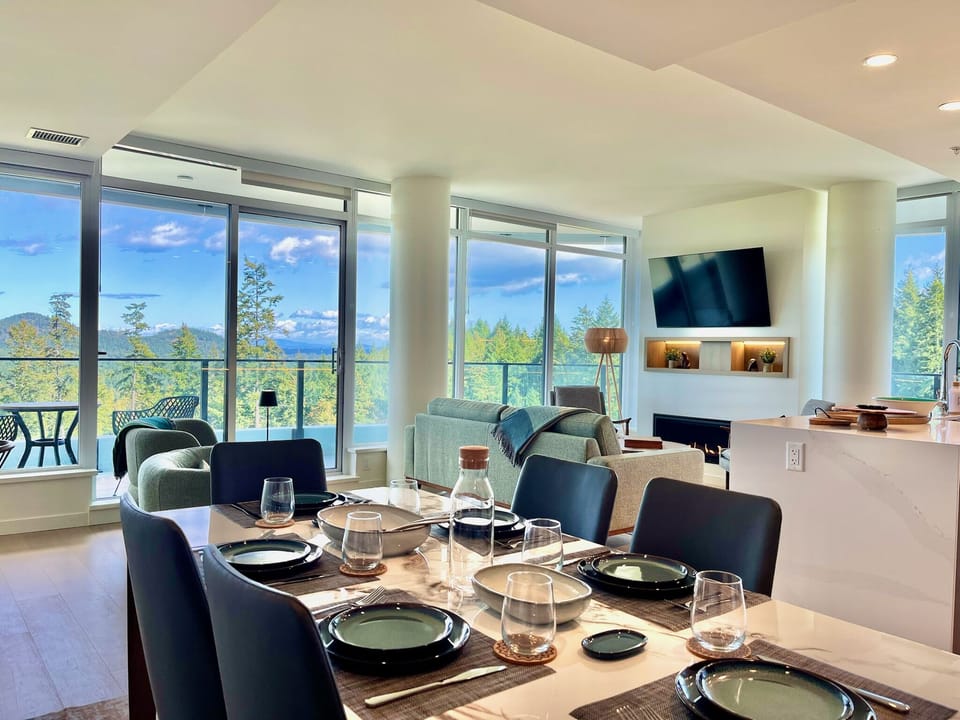 Panoramic views of the Highland mountains, valleys and Mt. Baker