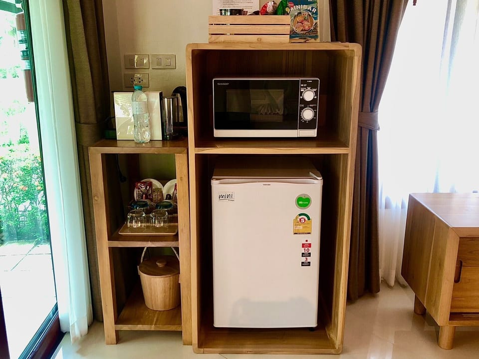 Deluxe Quadruple Room, Beach View | Minibar