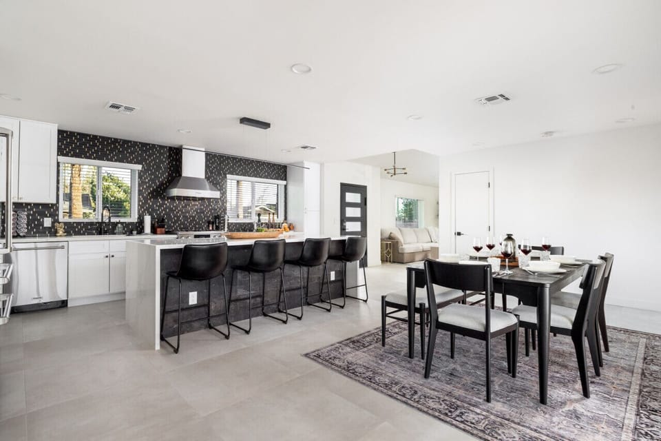 Complete Kitchen, Dining Table (Seating for 6), Island (Seating for 4)