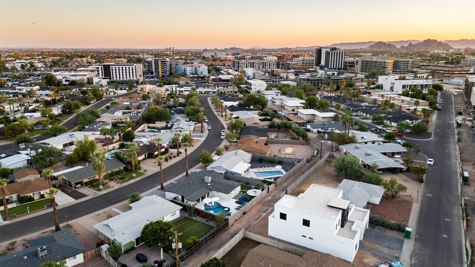 Short 10 House Walk to Best Night Life Scottsdale!