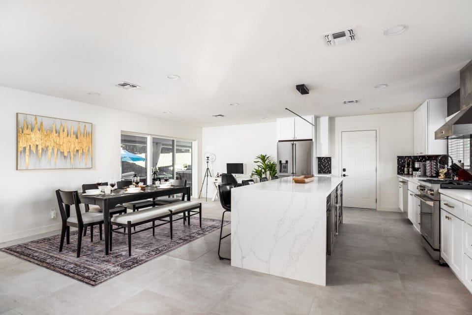 Complete Kitchen, Stainless Steel Appliances, Island, Dining Table