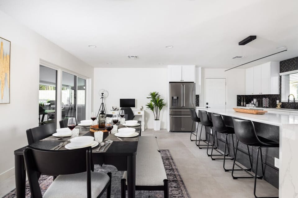 Complete Kitchen, Dining Table (Seating for 6), Island (Seating for 4)