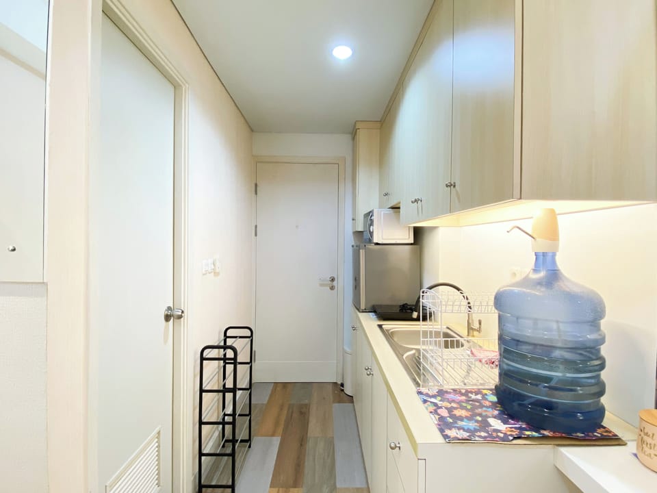 Deluxe Studio (queenbed) | Private kitchen | Fridge, microwave, stovetop
