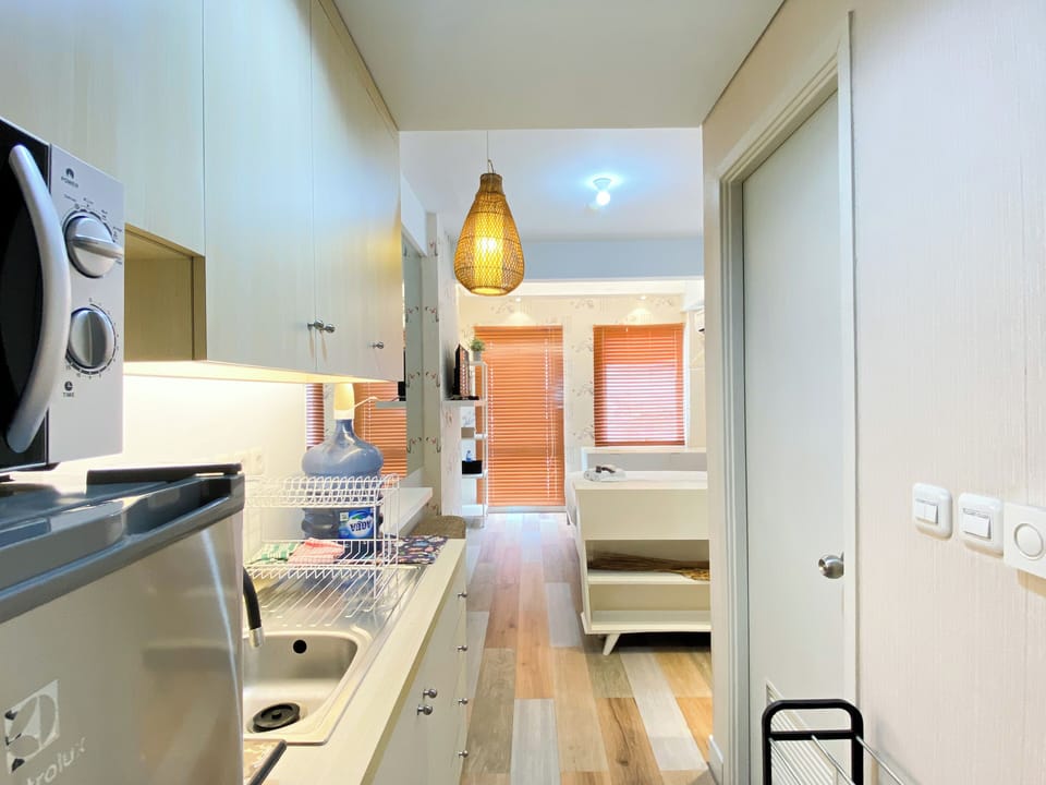 Deluxe Studio (queenbed) | Private kitchen | Fridge, microwave, stovetop