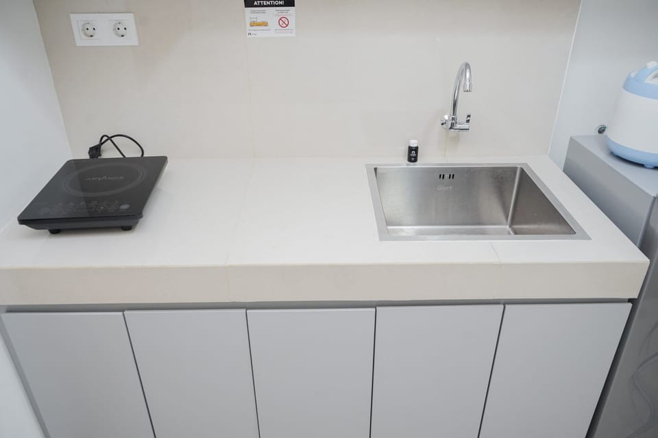 Deluxe Apartment (queenbed) | Private kitchen | Fridge, stovetop