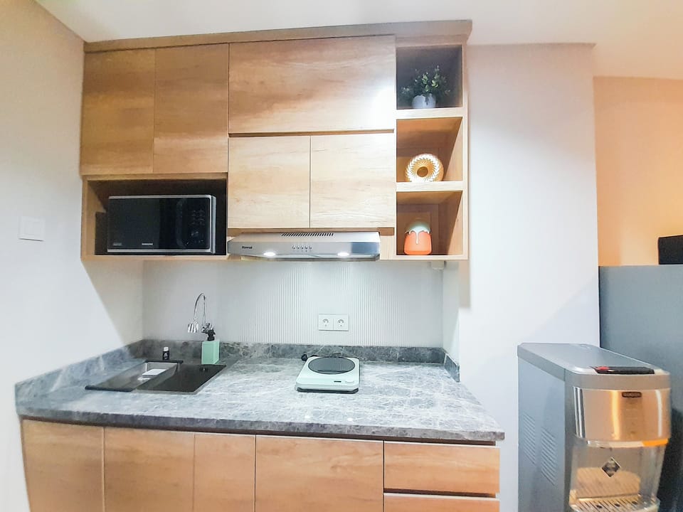 Deluxe Studio (queenbed) | Private kitchen
