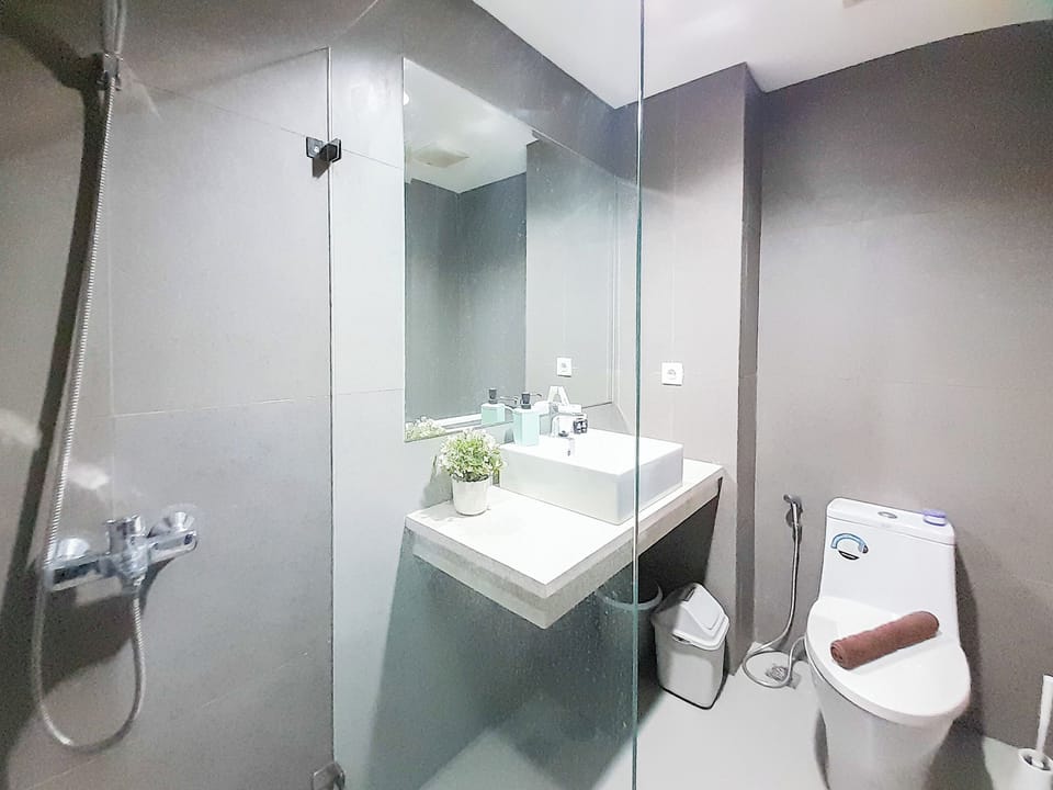 Deluxe Studio (queenbed) | Bathroom | Shower, free toiletries, towels