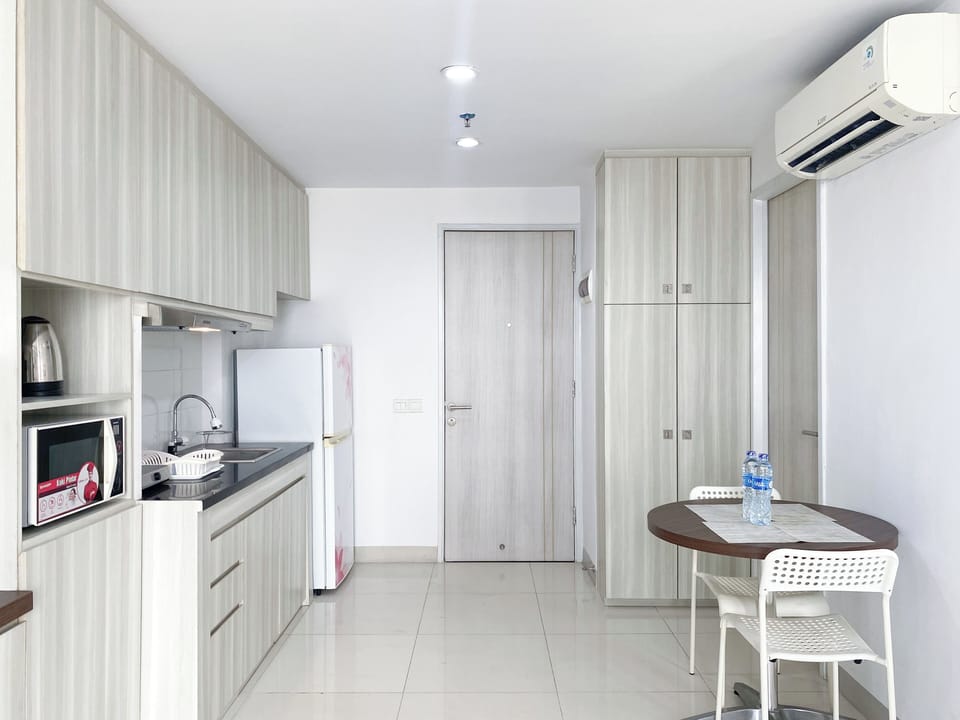 Deluxe Studio (queenbed) | Private kitchen