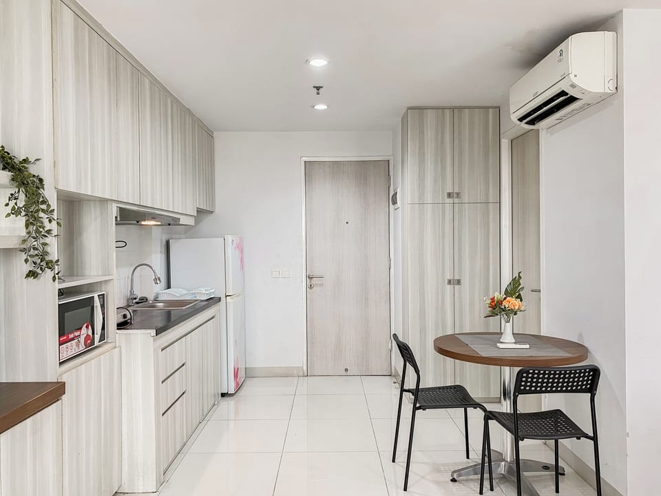 Deluxe Studio (queenbed) | Private kitchen