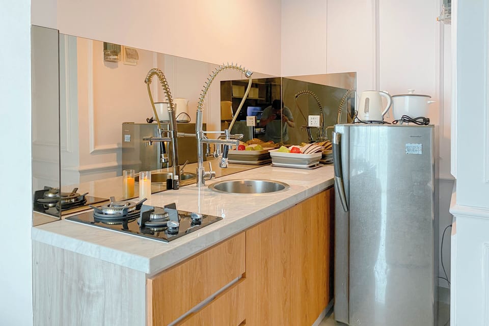 Deluxe Studio (queenbed) | Private kitchen