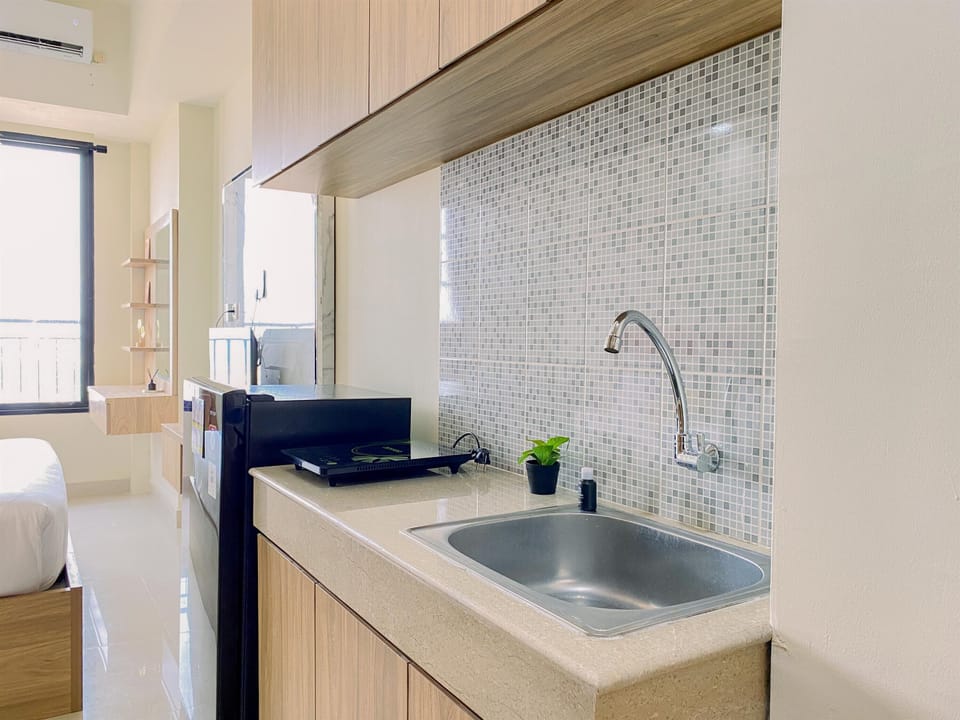 Deluxe Studio (queenbed) | Private kitchen