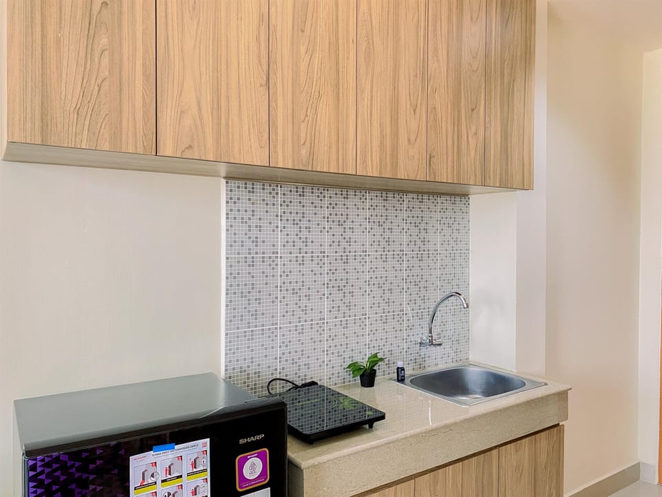 Deluxe Studio (queenbed) | Private kitchen