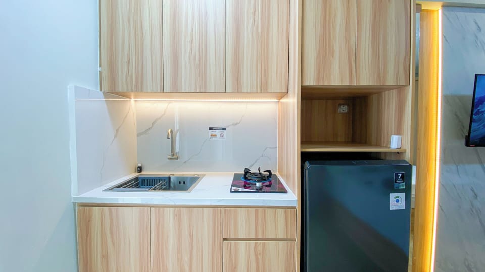 Deluxe Studio (queenbed) | Private kitchen