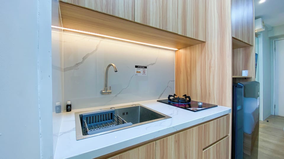 Deluxe Studio (queenbed) | Private kitchen