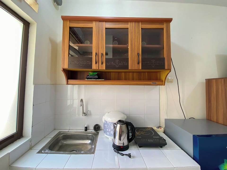 Deluxe Studio (kingbed) | Private kitchen