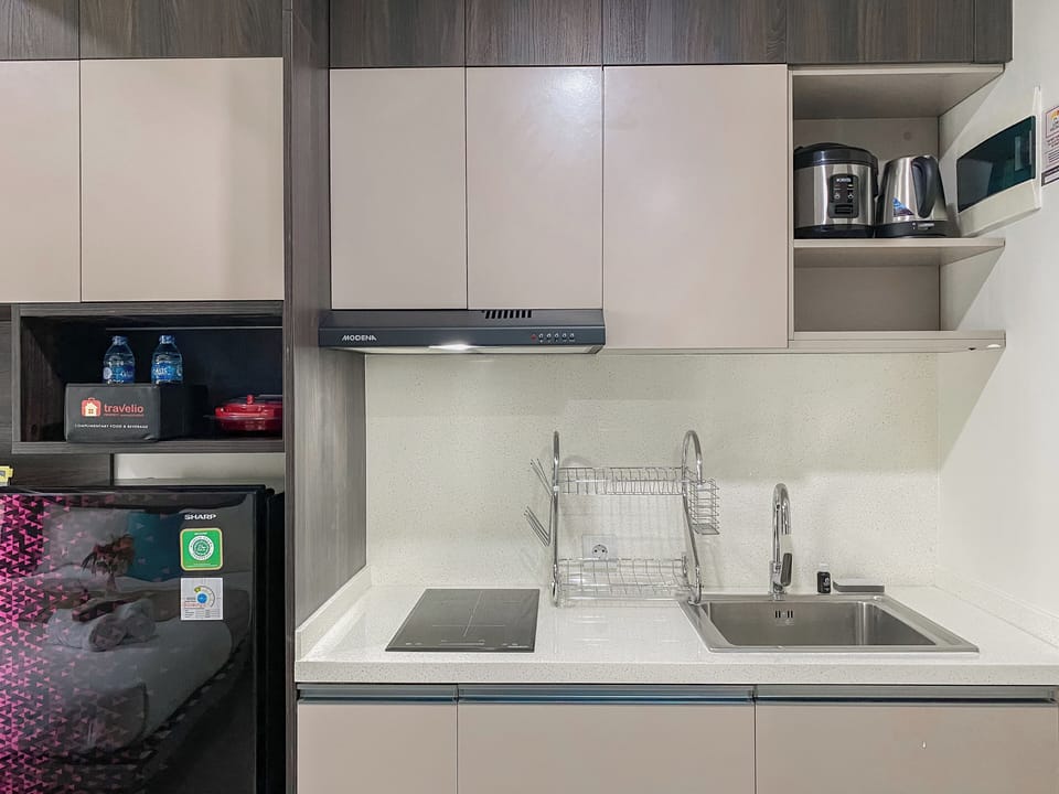 Deluxe Studio (queenbed) | Private kitchen