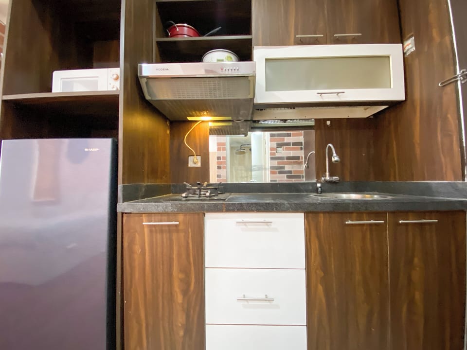 Deluxe Studio (queenbed) | Private kitchen