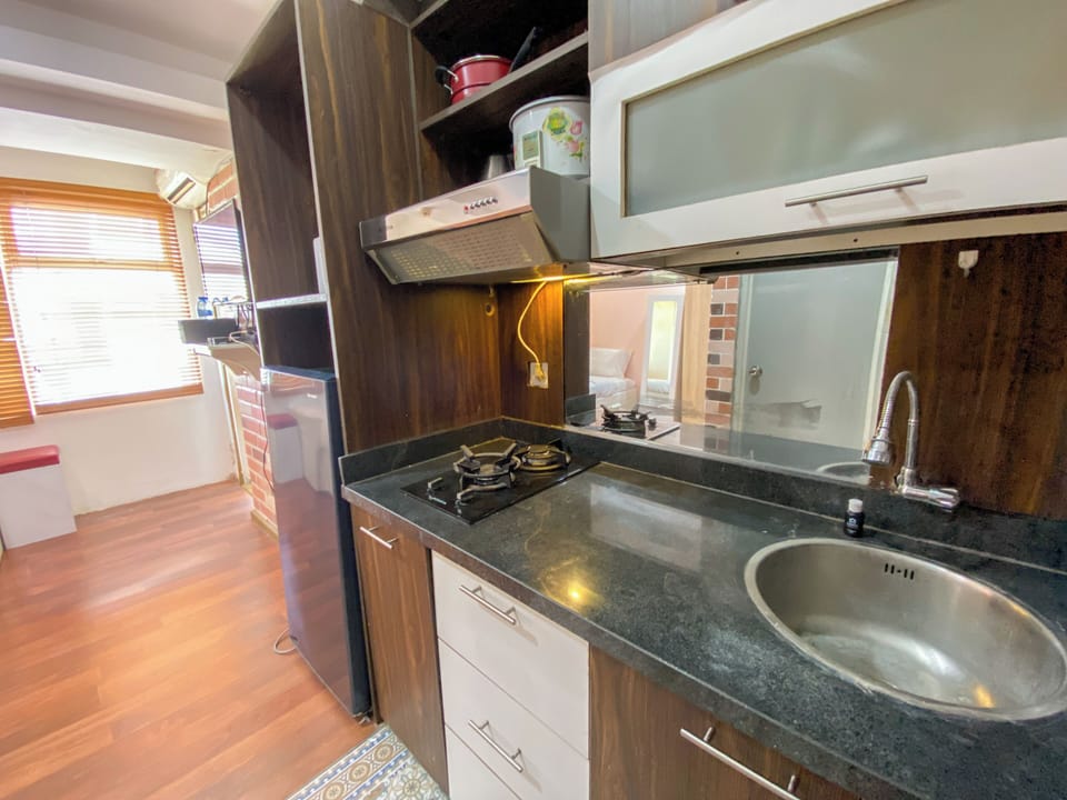 Deluxe Studio (queenbed) | Private kitchen