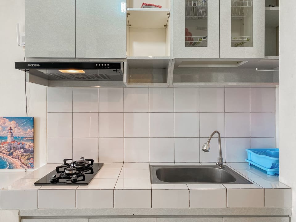 Deluxe Studio (queenbed) | Private kitchen | Fridge, microwave, stovetop