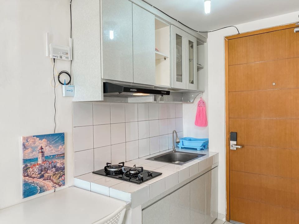 Deluxe Studio (queenbed) | Private kitchen | Fridge, microwave, stovetop
