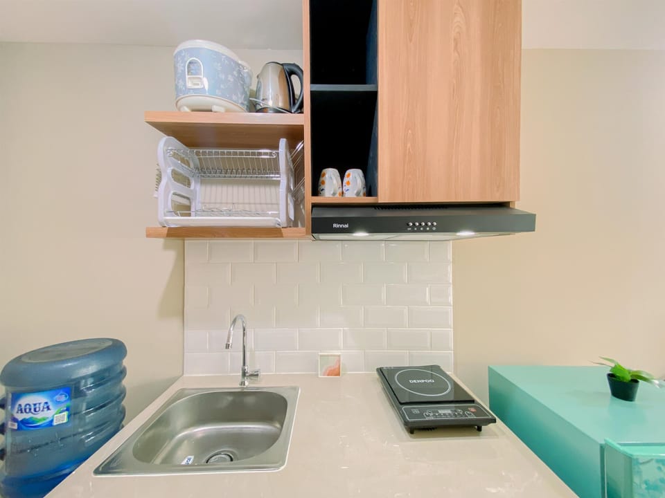 Deluxe Studio (queenbed) | Private kitchen