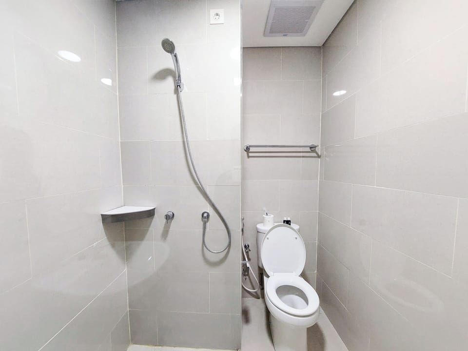 Deluxe Studio (queenbed) | Bathroom | Shower, free toiletries, towels