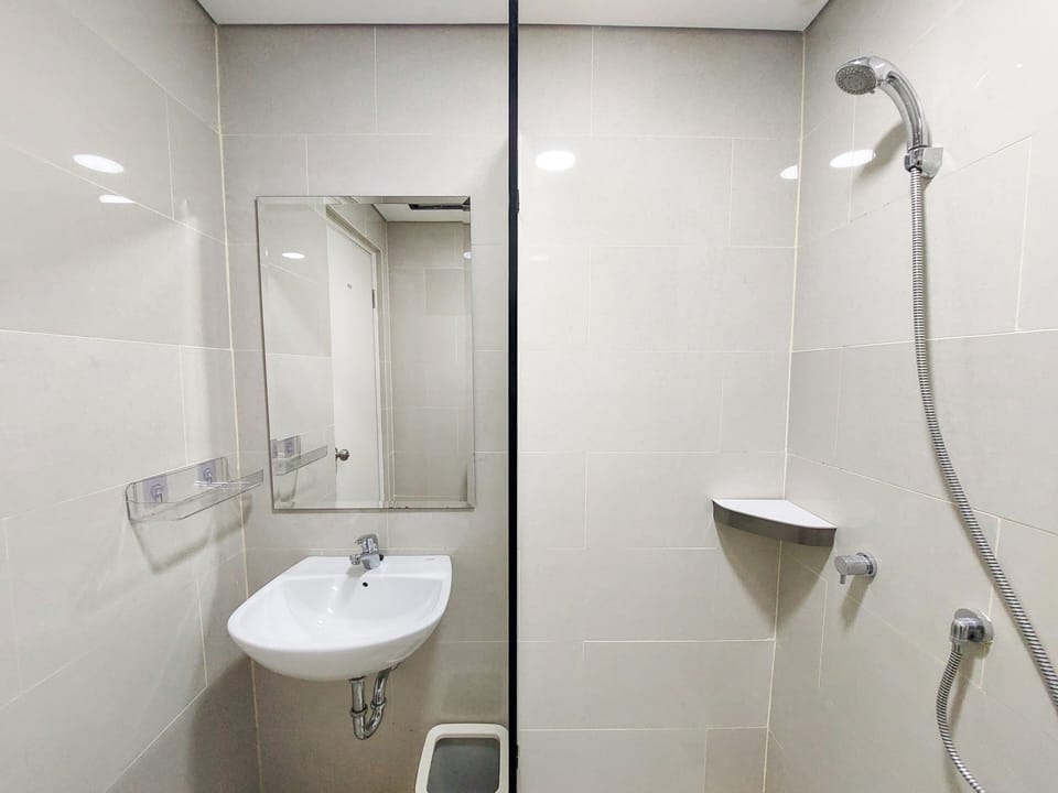 Deluxe Studio (queenbed) | Bathroom | Shower, free toiletries, towels