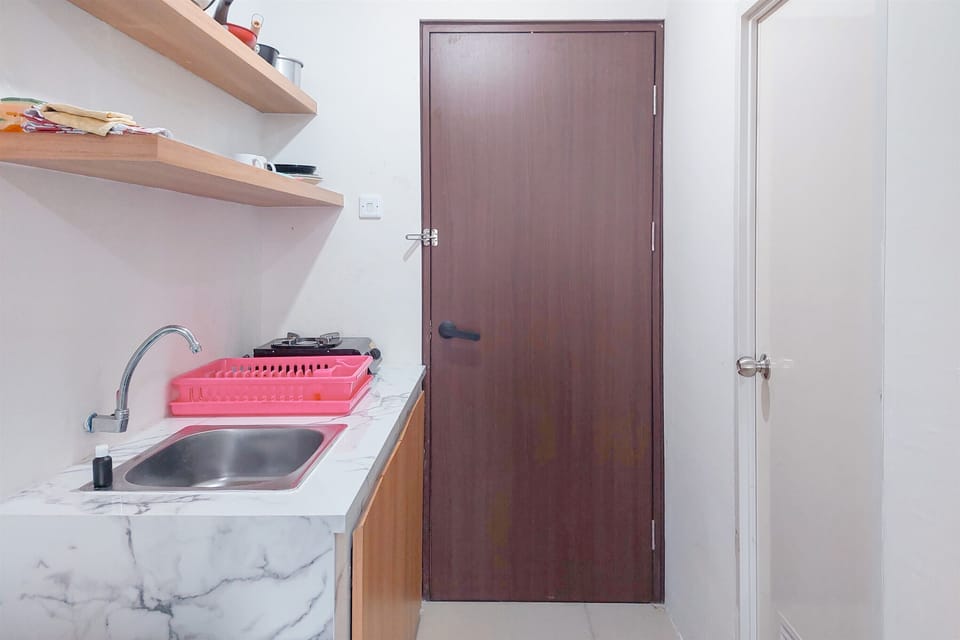 Deluxe Studio (queenbed) | Private kitchen