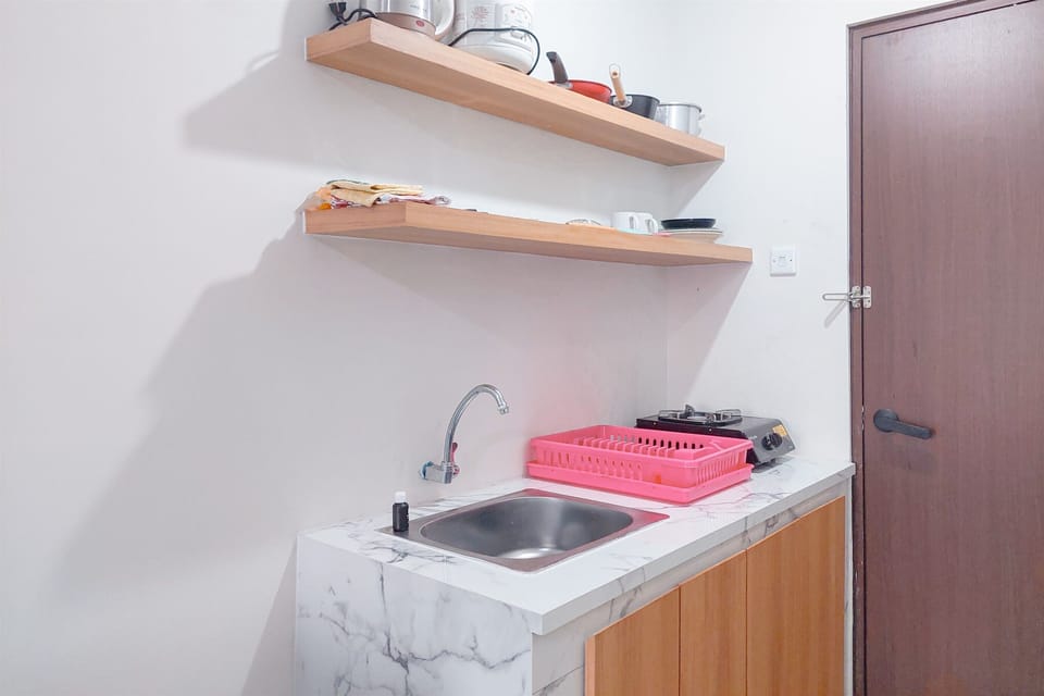 Deluxe Studio (queenbed) | Private kitchen