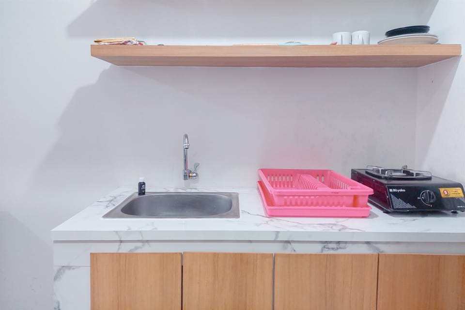 Deluxe Studio (queenbed) | Private kitchen