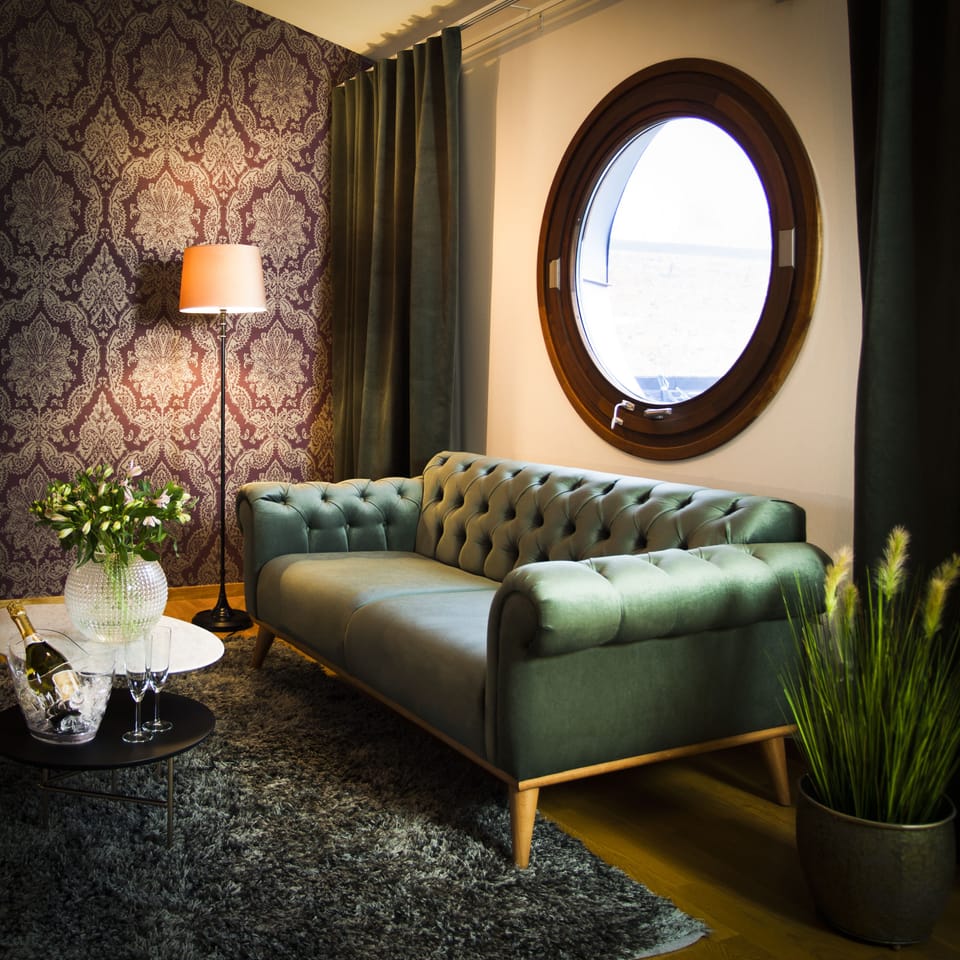 Suite | Desk, cribs (free), rollaway beds (surcharge), WiFi (free)