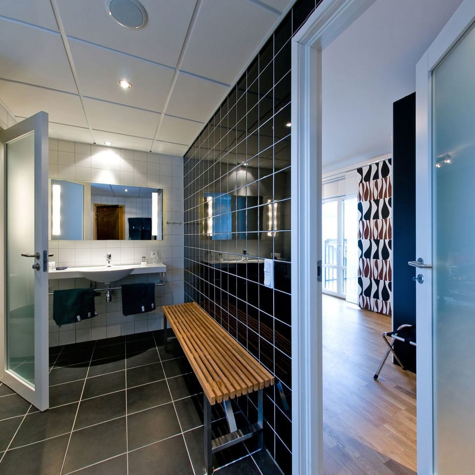 Suite | Desk, cribs (free), rollaway beds (surcharge), WiFi (free)