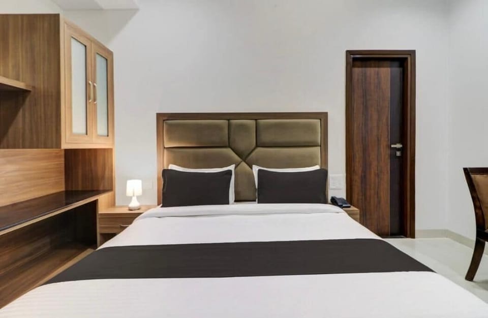 Deluxe Double or Twin Room, City View | Desk, laptop workspace, iron/ironing board, free WiFi