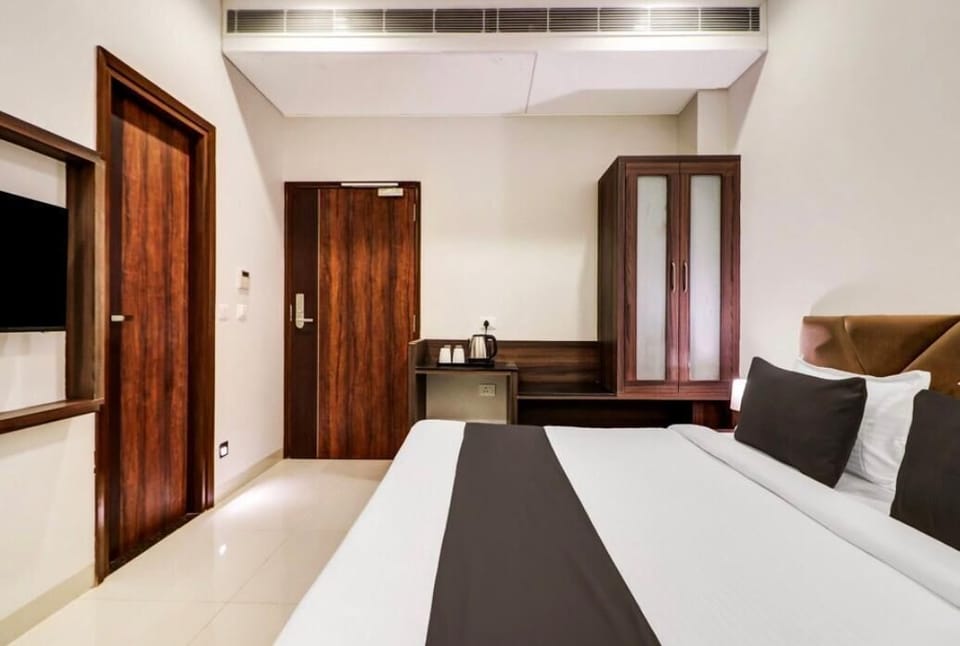 Deluxe Double or Twin Room, City View | Desk, laptop workspace, iron/ironing board, free WiFi