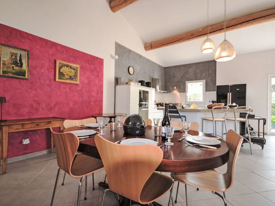 Table, Furniture, Property, Chair, Picture Frame, Plant, Building, Wood, Interior Design, Houseplant