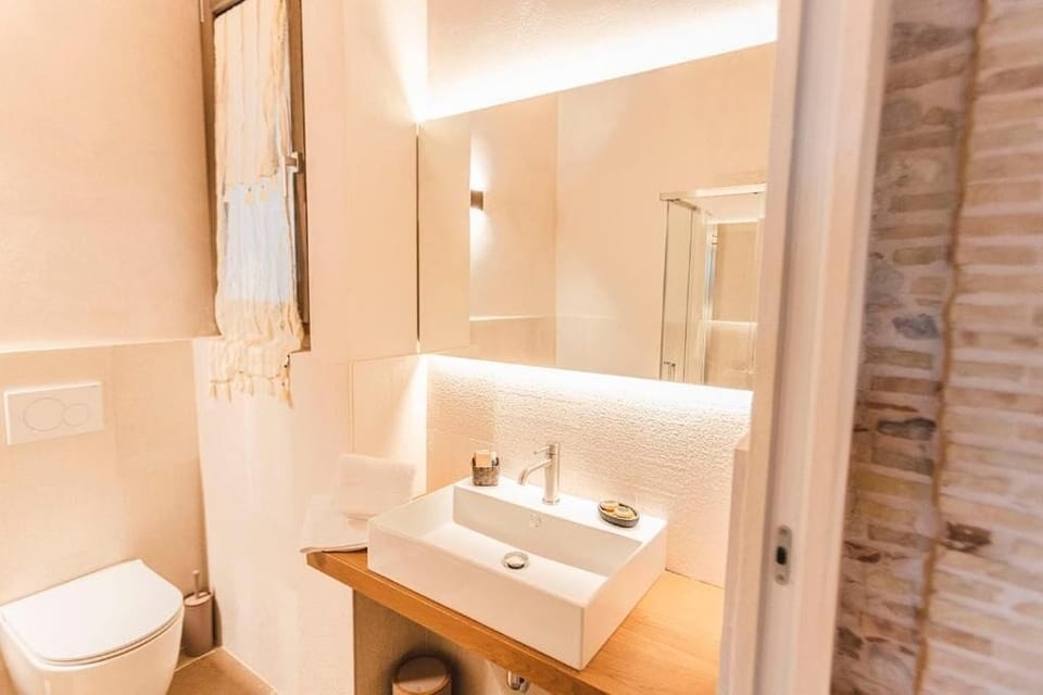 Shower, free toiletries, hair dryer, bidet
