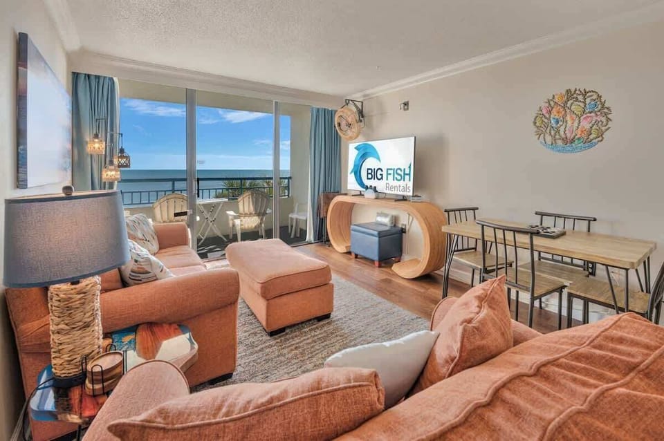 Amazing Living Room with Stunning Views☀️