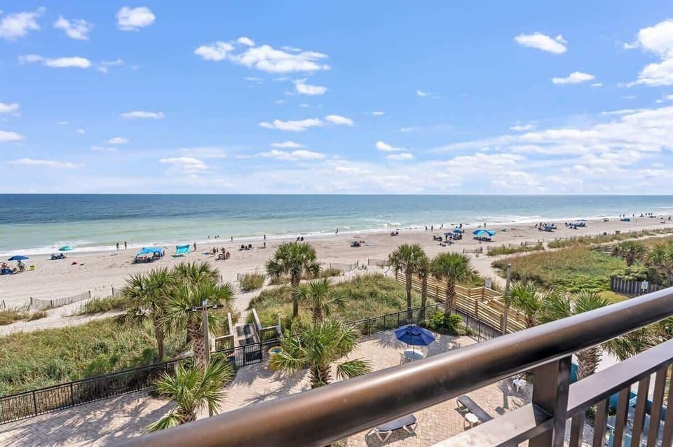 Balcony with Amazing Views of the Ocean