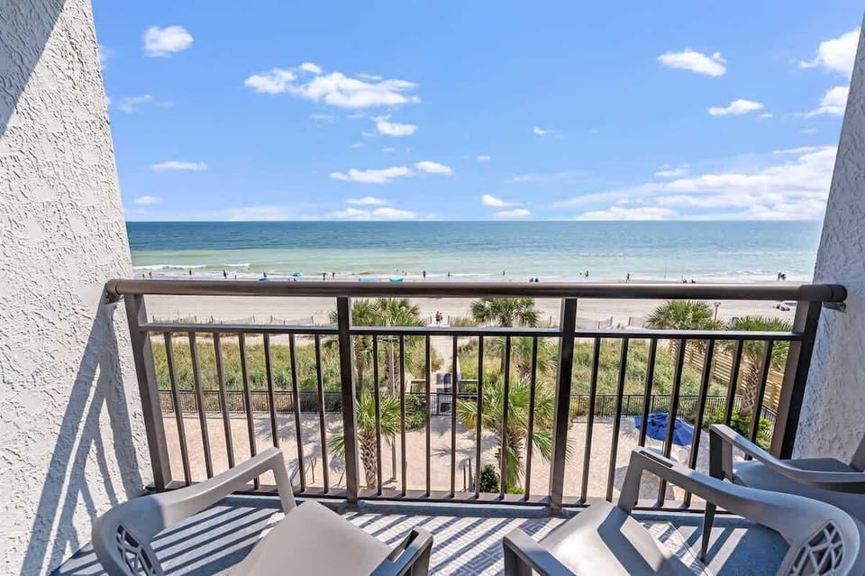 Balcony with Amazing Views of the Ocean