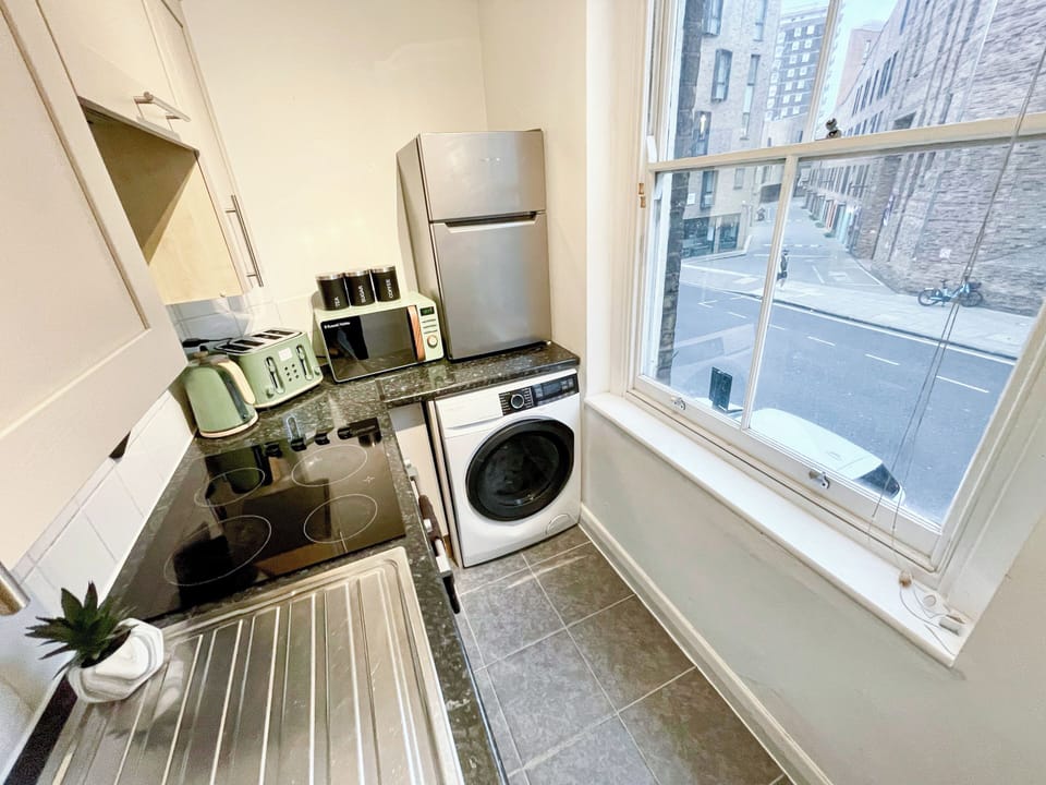 Fully-equipped kitchen with washer & dryer near Shoreditch, Old Street, Hoxton