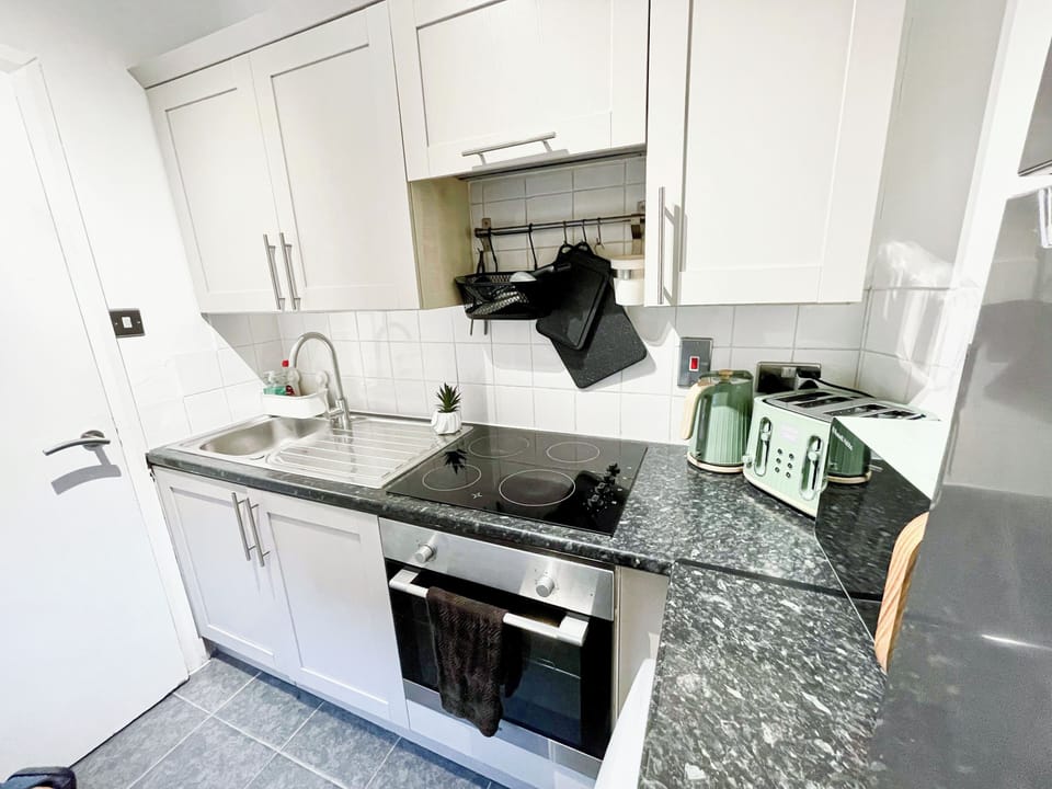 Fully-equipped kitchen with washer & dryer near Shoreditch, Old Street, Hoxton