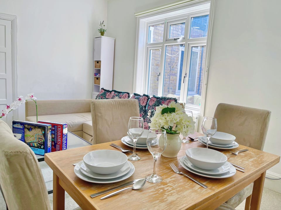 Cozy 4-seater dining area in this modern and well-located Hammersmith flat