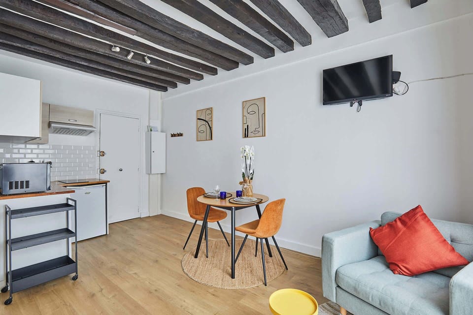 Suite avec lit double, espace repas et cuisine ouverte