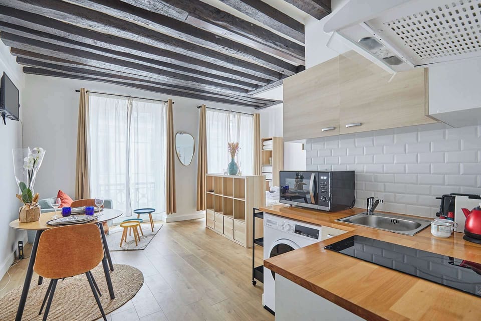 Suite avec lit double, espace repas et cuisine ouverte