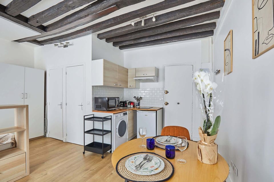 Suite avec lit double, espace repas et cuisine ouverte