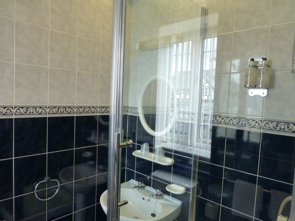 Twin Room | Bathroom | Combined shower/tub, free toiletries, hair dryer (on request), towels
