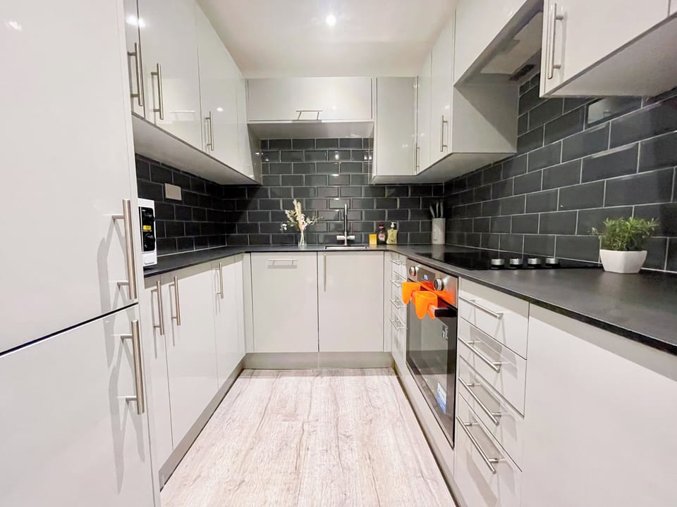 Modern kitchen - Studio flat in Angel, Islington near Kings Cross & Upper Street
