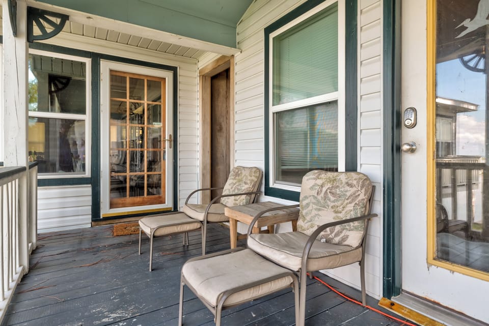 017 Happy Lee Ever After Coverd Porch with Seating and Bay View