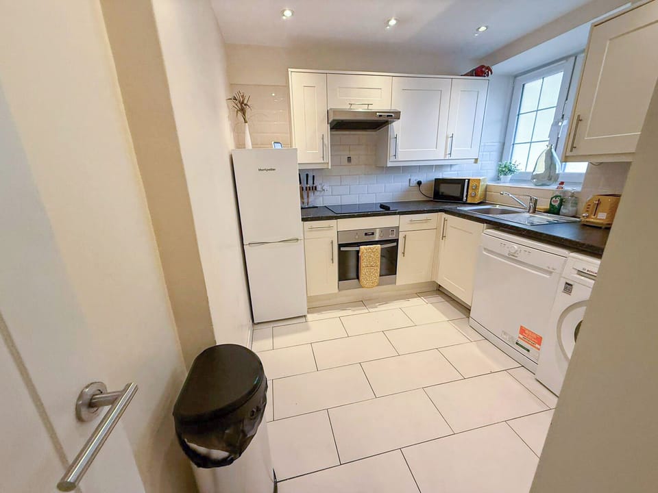 Fully-equipped Kitchen | Nine Elms flat near Vauxhall, Oval & Battersea 