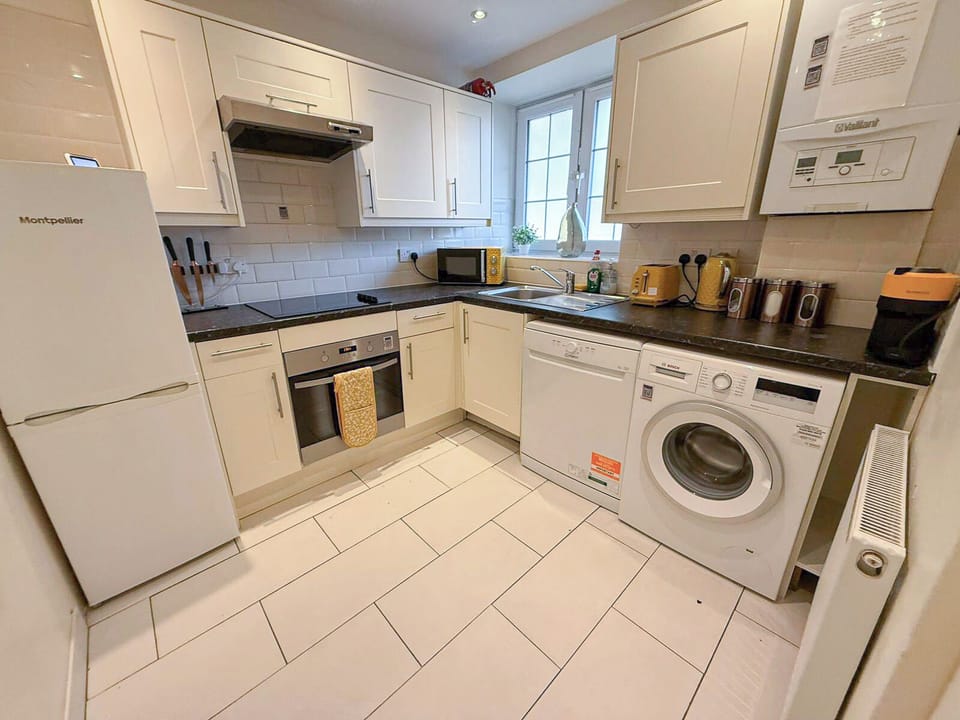Fully-equipped Kitchen | Nine Elms flat near Vauxhall, Oval & Battersea 